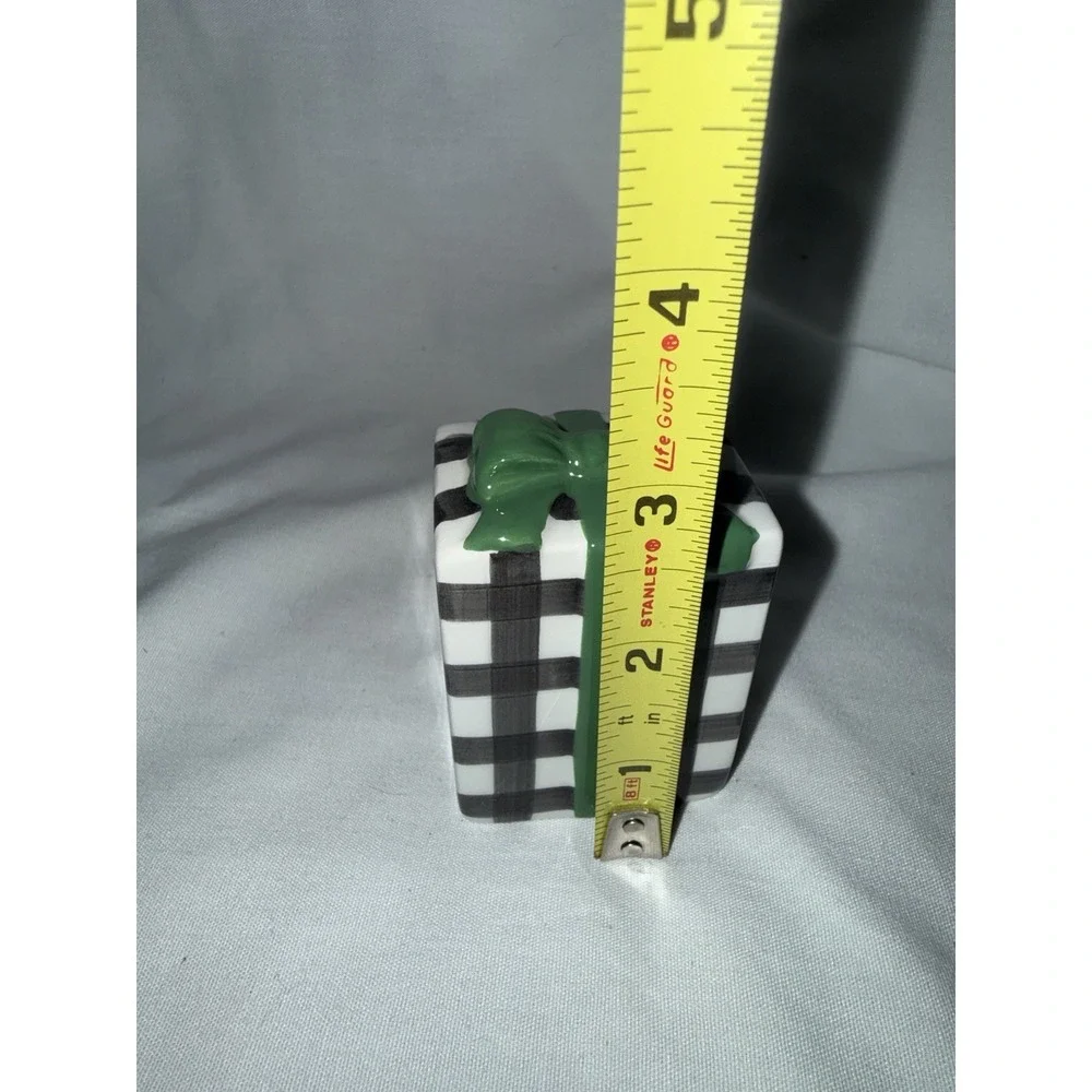 Hallmark Salt‎ and Pepper Shakers Ceramic Christmas Presents Wrapped Gift Boxes
